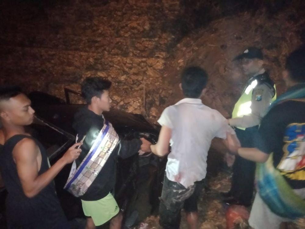 Petugas kepolisian mengevakuasi para korban kecelakaaan mobil masuk ke sungai. IDN Times/Dok. Polsek Trucuk Bojonegoro