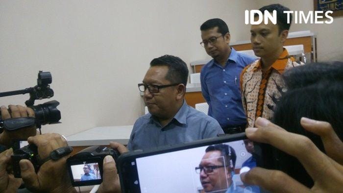 (Rektor UII Fathul Wahid (depan) dan kuasa hukum Anang Zubaidy serta Direktur Pusham UII Eko Riyadi mengenai permohonan JR UU KPK di Gedung Pascasarjana Fakultas Hukum UII, 11 November 2019) IDN Times/Pito Agustin Rudiana
