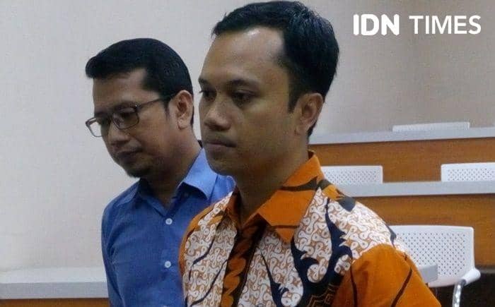 (Kuasa hukum Anang Zubaidy serta Direktur Pusham UII Eko Riyadi mengenai permohonan JR UU KPK di Gedung Pascasarjana Fakultas Hukum UII, 11 November 2019) IDN Times/Pito Agustin Rudiana