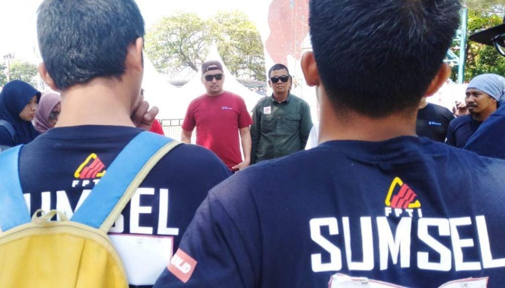 Ketua FPTI Sumsel Beni Hernedi (baju merah) saat melihat langsung atletnya di Porwil X Bengkulu/IDN Times/istimewa