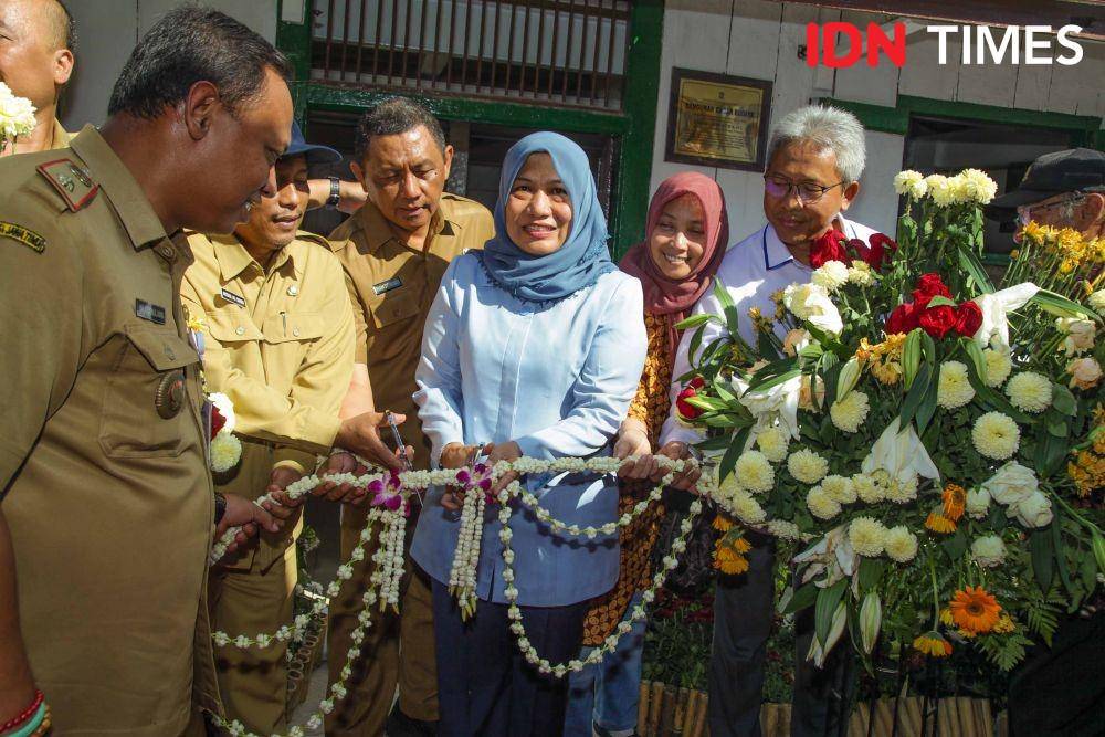 Kepala Dinas Kebudayaan dan Pariwisata Surabaya, Antik Sugiharti saat pemotongan pita dalam rangka peresmian Heritage Walk of Lawang Seketeng pada 11 November 2019 di depan Langgar Dukur Kayu. IDN TImes/Reza Iqbal
