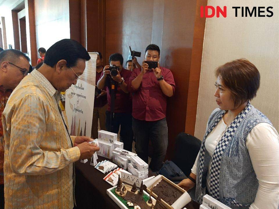 Gubernur DIY Sri Sultan HBX meninjau stan UMKM. IDNTimes/Holy Kartika