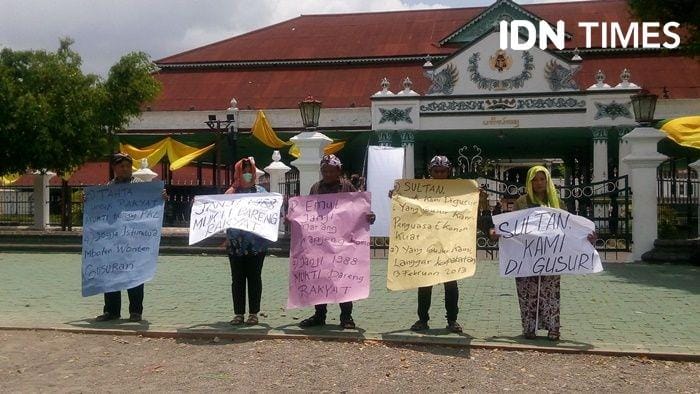 Lima PKL Gondomanan menggelar aksi diam di depan Keraton Yogyakaarta, 11 November 2019. IDN Times/Pito Agustin Rudiana