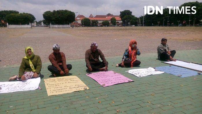 Lima PKL Gondomanan yang akan digusur menggelar tapa pepe di depan Keraton Yogyakarta, 11 November 2019. IDN Times/Pito Agustin Rudiana