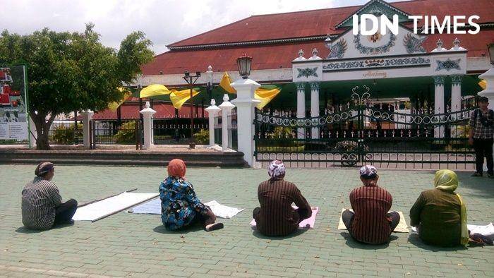Lima PKL Gondomanan melakukan tapa pepe di depan Keraton Yogyakarta, 11 November 2019. IDN Times/Pito Agustin Rudiana