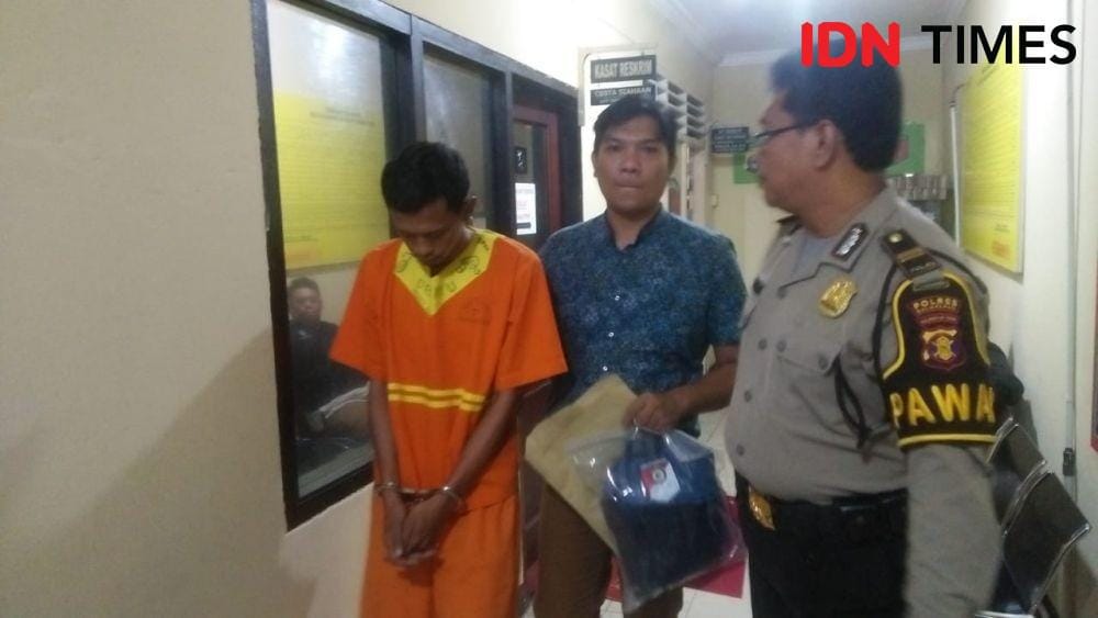 Tersangka pembunuhan selingkuhan adik kandung, Hardiansyah (29), diakwal ketat petugas kepolisian. IDN Times/Surya Aditya