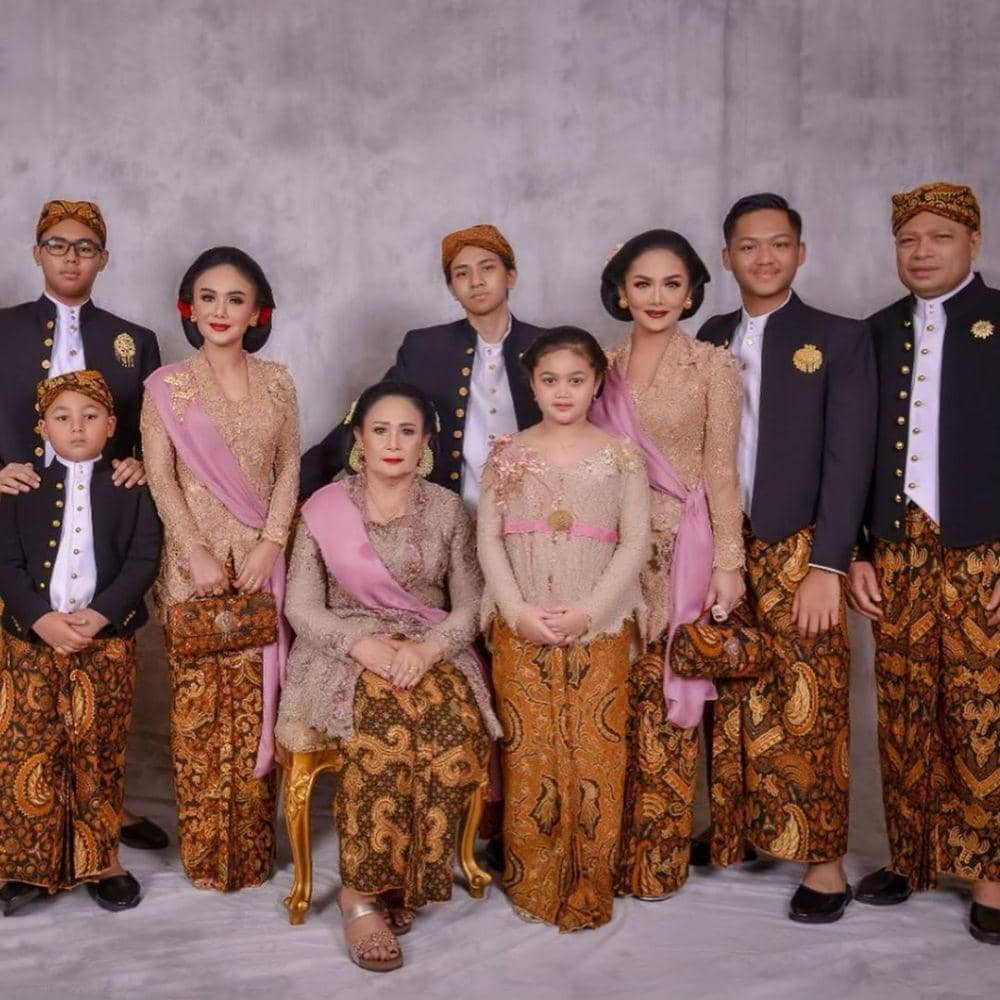 instagram.com/yunishara36