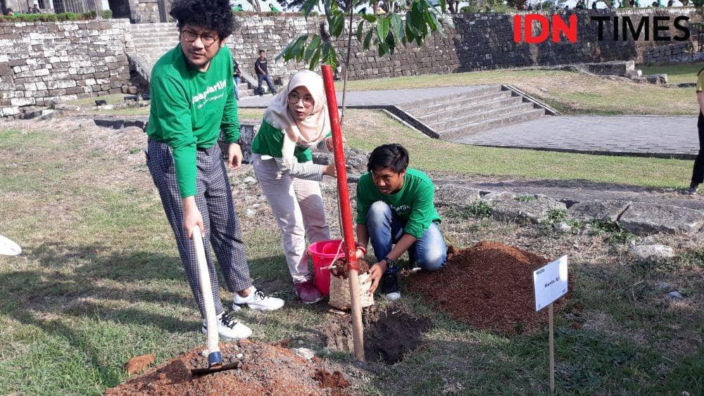 Penanaman ribuan pohon di area Candi Ratu Boko, Yogyakarta, (12/11). IDN Times/Teatrika Handiko Putri