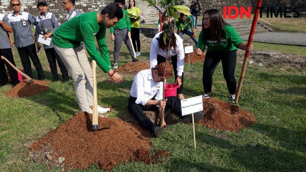Penanaman ribuan pohon di area Candi Ratu Boko, Yogyakarta, (12/11). IDN Times/Teatrika Handiko Putri