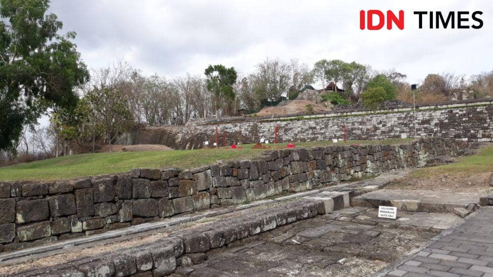 Area yang tak boleh diinjak di Candi Ratu Boko, Yogyakarta. IDN Times. Teatrika Handiko Putri.