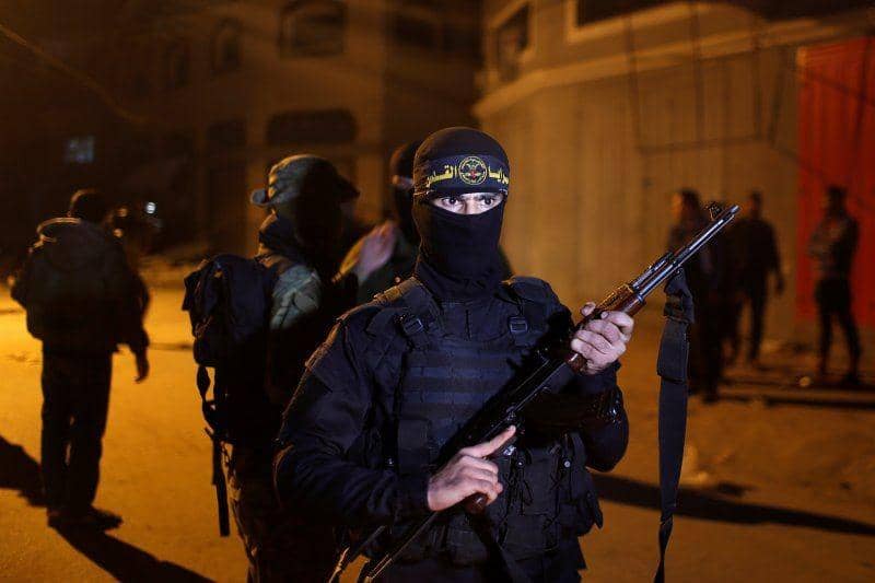 Militan Jihad Islam Palestina berjaga di lokasi serangan Israel yang menewaskan komandan lapangan kelompok tersebut Baha Abu Al-Atta di Kota Gaza, pada 12 November 2019. ANTARA FOTO/REUTERS/Mohammed Salem