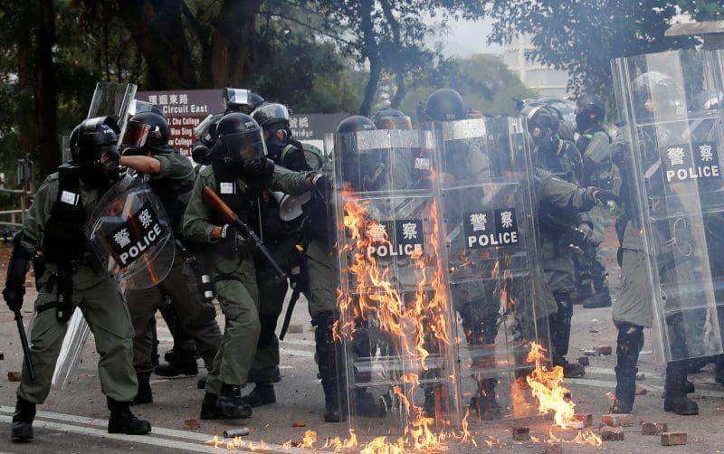 Polisi huru-hara saling berhadapan dengan mahasiswa di Chinese University of Hong Kong, Hong Kong, pada 12 November 2019. ANTARA FOTO/REUTERS/Tyrone Siu