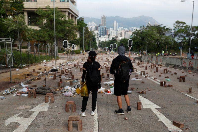 Pengunjuk rasa melihat jalan yang diblokir di luar City University di Kowloon Tong, Hong Kong, pada 12 November 2019. ANTARA FOTO/REUTERS/Thomas Peter