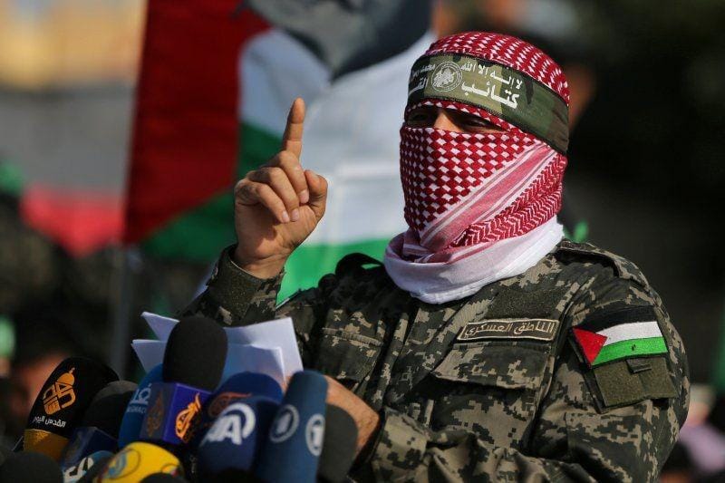 Abu Ubaida, juru bicara Izz el-Deen al-Qassam Brigades, menunjukkan jarinya dalam pertunjukan militer anti-Israel di selatan Jalur Gaza, pada 11 November 2019. ANTARA FOTO/REUTERS/Ibraheem Abu Mustafa