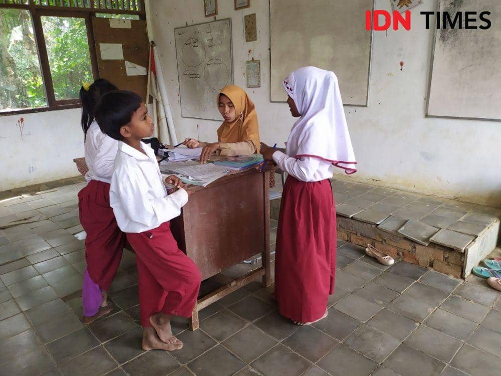 Herpina saat mengajar murid-muridnya di SD Filial 004. Letaknya di tengah hutan pinggiran Samarinda (IDN Times/Yuda Almerio)