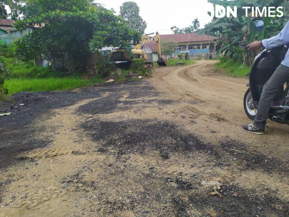 Jalan menuju SD Filial 004 yang berada di pinggiran Samarinda di tengah hutan (IDN Time/Samarinda)