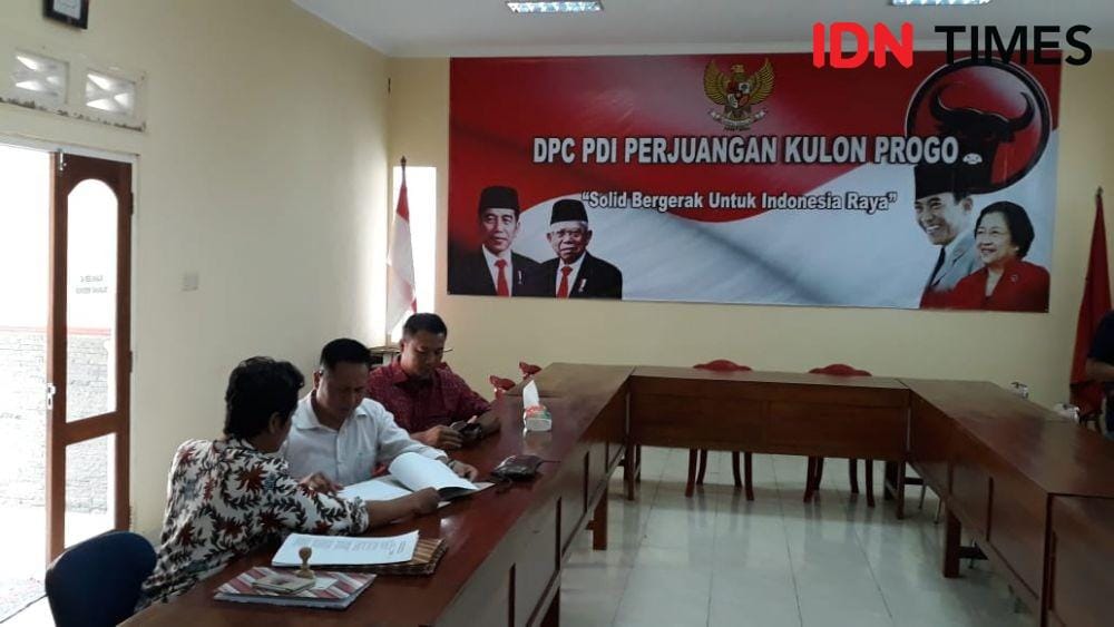 Petugas dari DPC PDI P Kulon Progo layani Jumantoro ambil formulir pendaftaran calon wakil bupati Kulon Progo. IDN Times/Daruwaskita