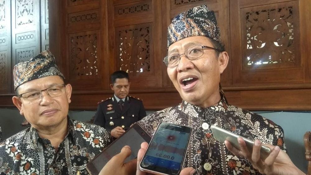 Bupati Tuban Fathul Huda didampingi Wabup Noor Nahar Husein, saat memberikan keterangan kepada wartawan usai memperingati hari jadi Kabupaten Tuban. IDN Times/Imron