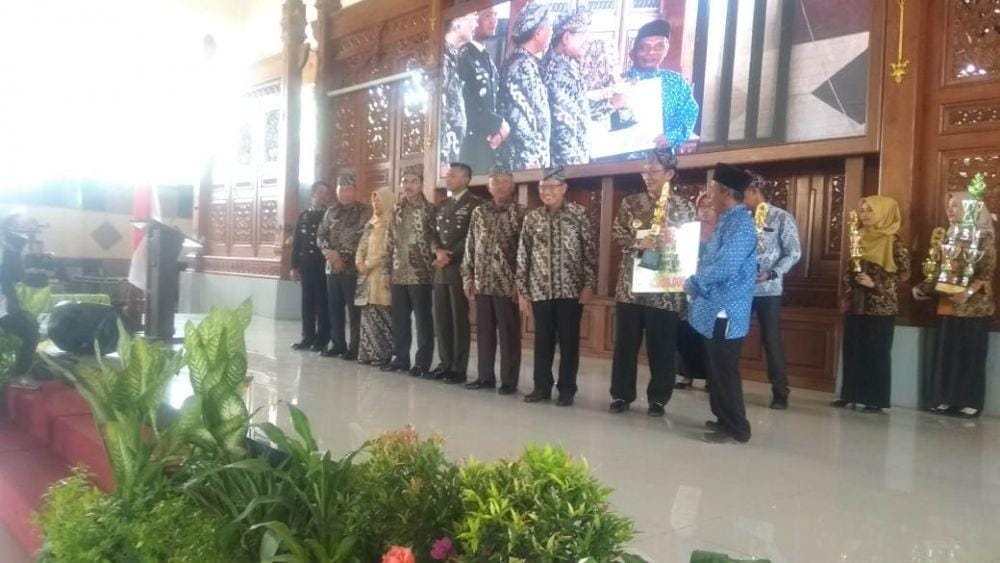 Bupati Tuban Fathul Huda saat memberikan hadiah kepada pemenang lomba di hari jadi Kabupaten Tuban di pendopo kabupaten, Selasa (12/11). IDN Times/Imron