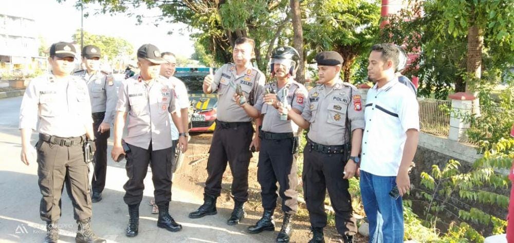 Dua unit granat nanas dan dua unit gas air mata yang ditemukan petugas kebersiahan di SPBU Bungoro, Pangkep, Rabu (13/11) / Istimewa