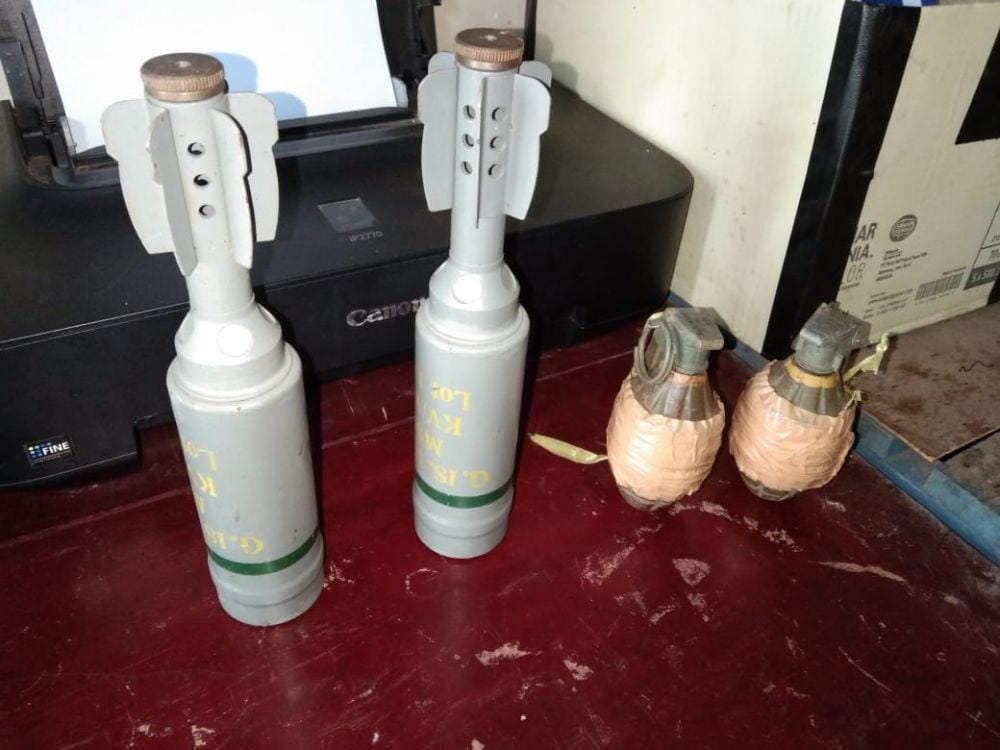 Dua unit granat nanas dan dua unit gas air mata yang ditemukan petugas kebersiahan di SPBU Bungoro, Pangkep, Rabu (13/11) / Istimewa