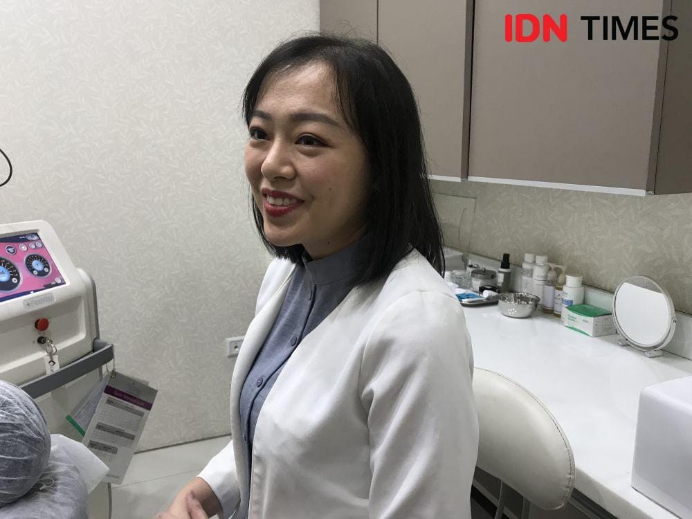 Dokter Natalia sedang menjelaskan tentang perawatan menggunakan pico laser. 12 November 2019. IDN Times/Rully Bunga