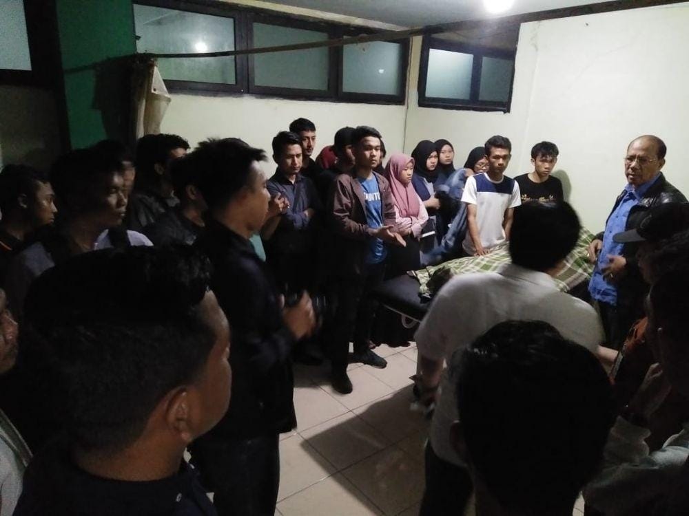 Wakapolda Sulsel saat mengunjungi korban di RS Ibnu Sina Makassar pascakejadian, Selasa (12/11) / Istimewa
