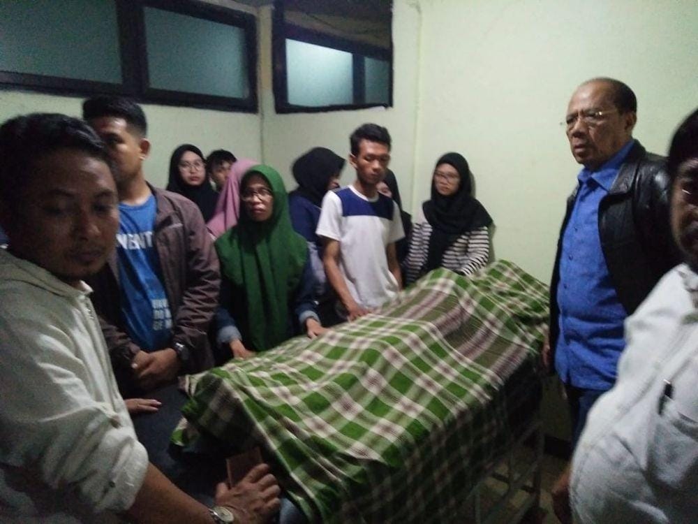 Wakapolda Sulsel Brigjen Pol Adnas, saat mengunjungi korban mahasiswa UMI di RS Ibnu Sina Makassar, Selasa (12/11) malam