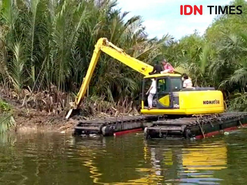 Alat berat memasukkan bangkai babi di tepi Danau Siombak Kecamatan Medan Marelan, Kota Medan, Selasa (12/11) (IDN Times/Prayugo Utomo)
