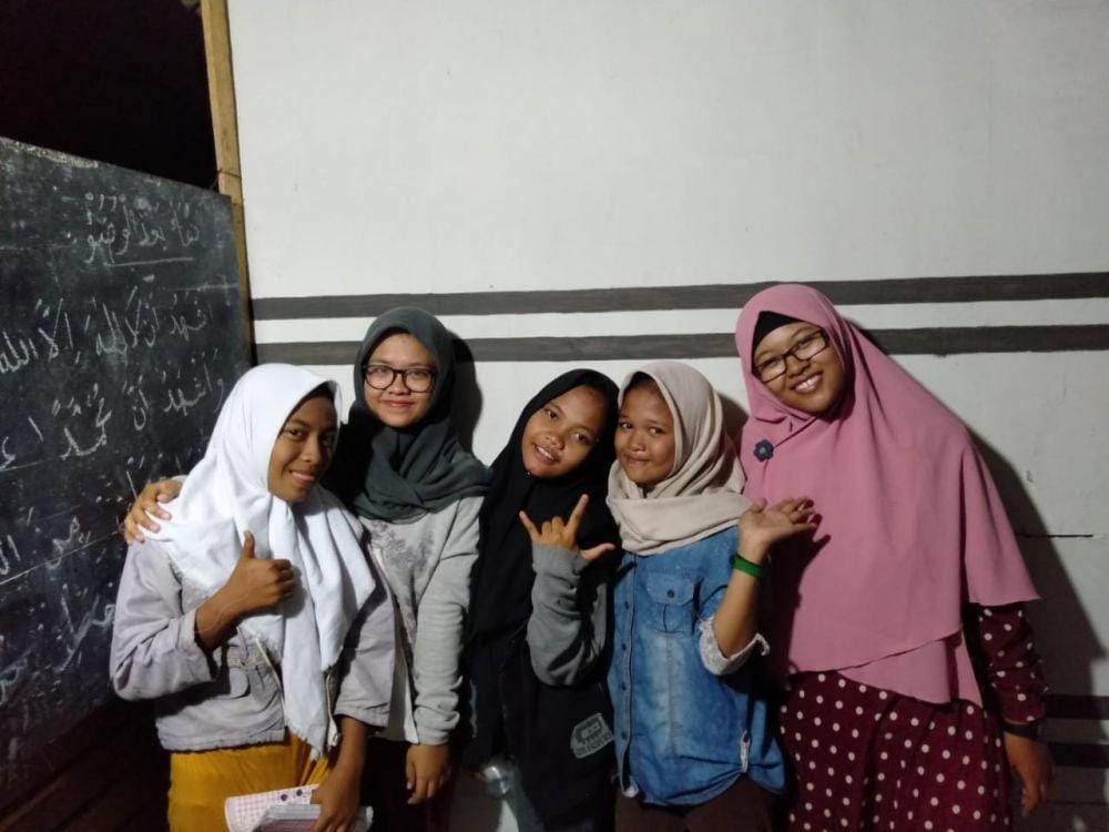 Endah (paling kanan) saat berpose bersama adik didiknya. Dok.IDN Times/Istimewa