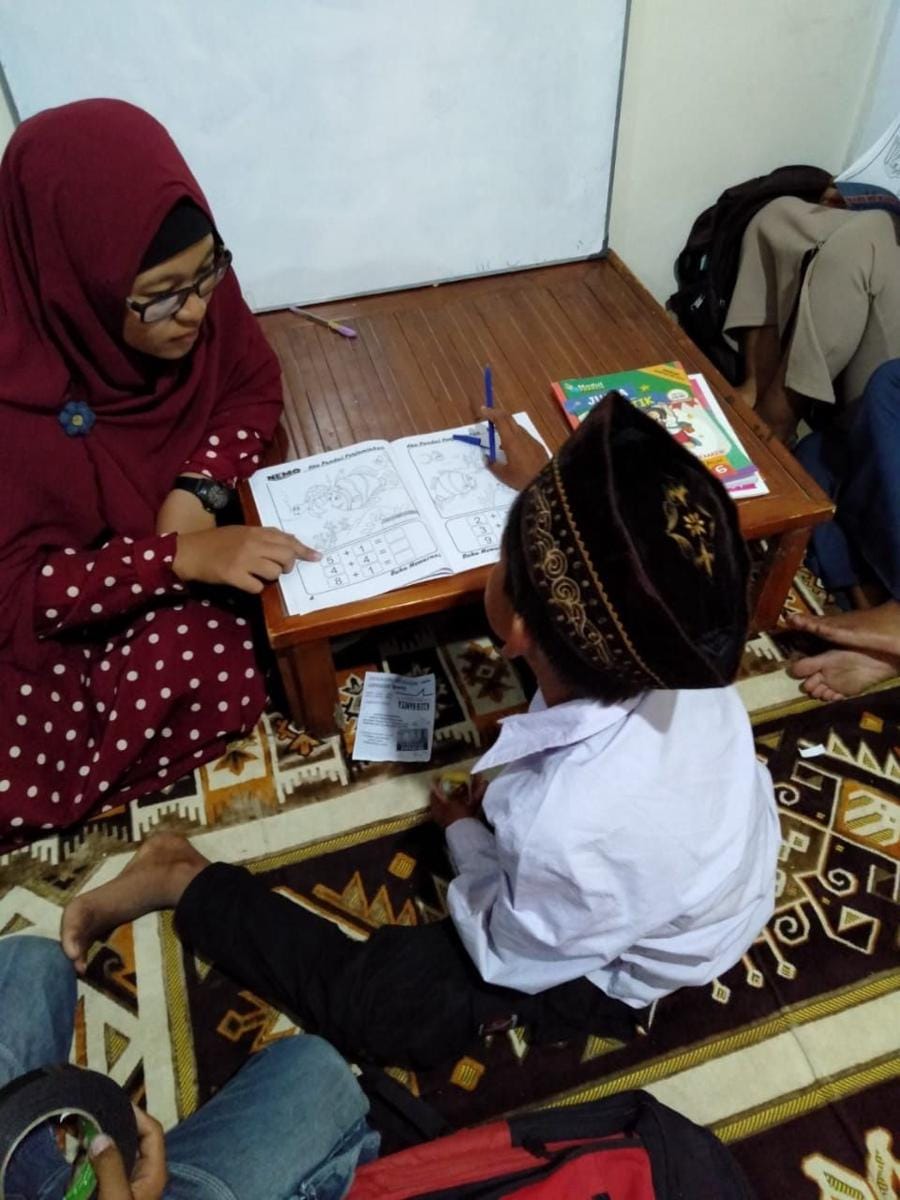 Endah saat mengajar salah satu adik didiknya. Dok.IDN Times/Istimewa