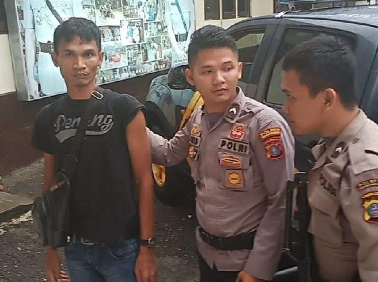 Andre (kaos hitam) tak berkutik saat petugas memboiyongnya ke Polres Padangsidimpuan (Dok. Polres Padang Sidimpuan)
