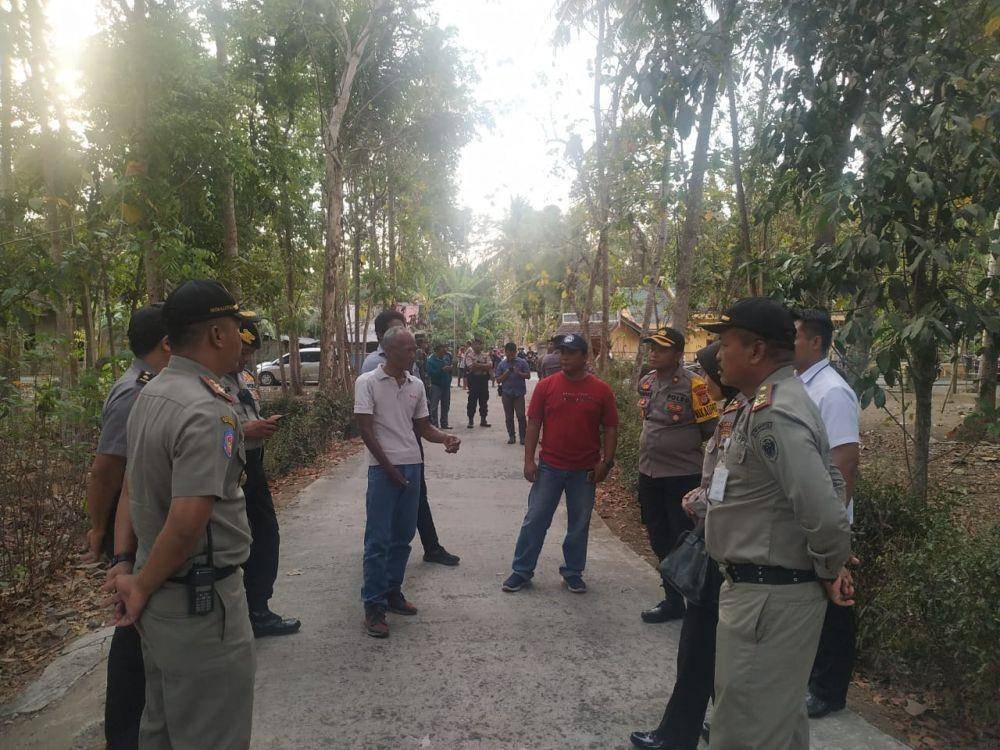 Petugas berjaga-jaga di lokasi upacara Odalan Maha Lingga Padma Buana di dusun Mangir, Bantul, Selasa 12 November 2019. (Dok. Istimewa/Desa Sendangsari)