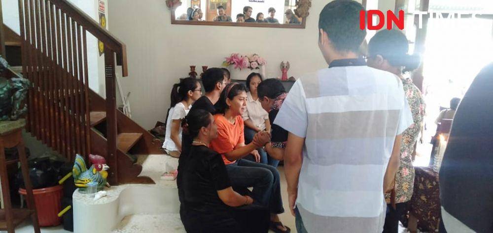 Anggota keluarga menerima ucapan belasungkawa dari pelayat yang melepas kepergian Djaduk Ferianto di rumah duka di Kasihan, Bantul, Rabu 13 November 2019 IDN Times/Daruwaskita
