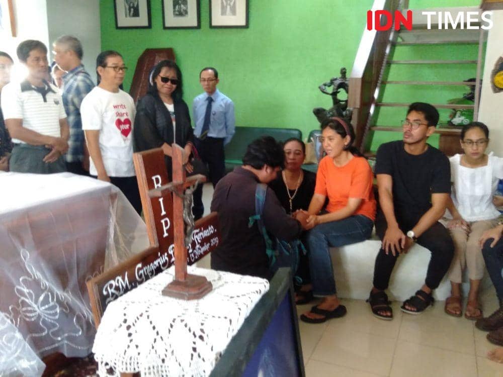 Anggota keluarga menerima ucapan belasungkawa dari pelayat yang melepas kepergian Djaduk Ferianto di rumah duka di Kasihan, Bantul, Rabu 13 November 2019 IDN Times/Daruwaskita