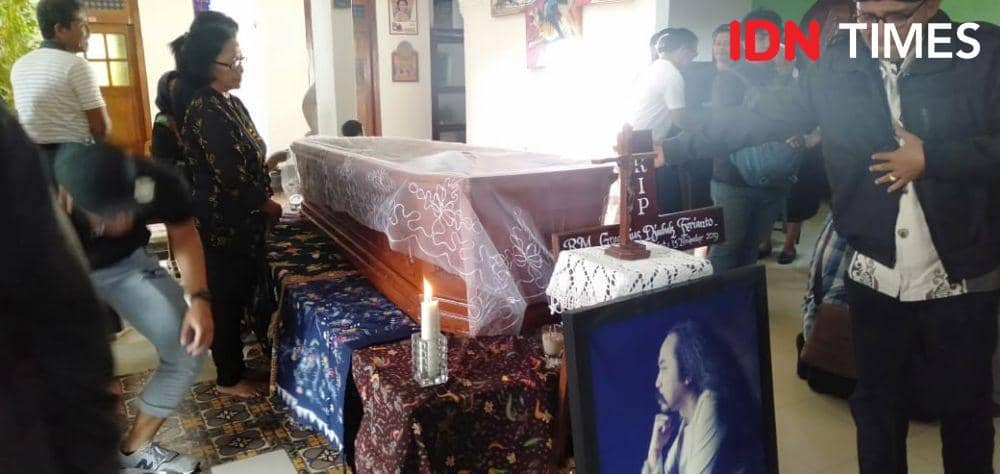 Pelayat melepas kepergian Djaduk Ferianto di rumah duka di Kasihan, Bantul, Rabu 13 November 2019 IDN Times/Daruwaskita