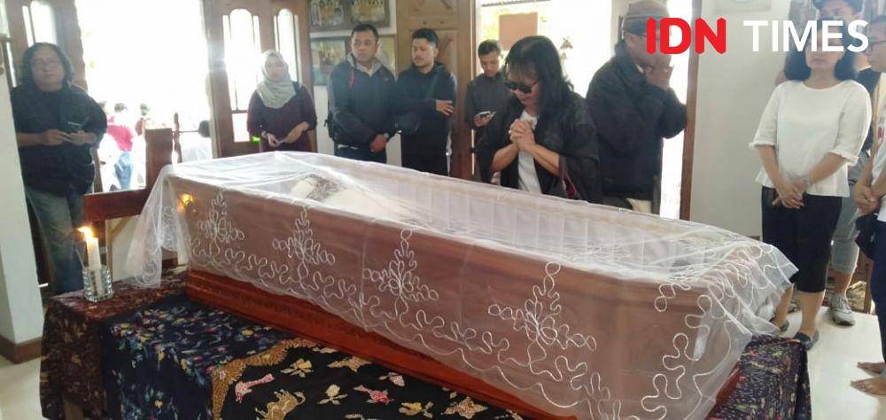 Pelayat melepas kepergian Djaduk Ferianto di rumah duka di Kasihan, Bantul, Rabu 13 November 2019 IDN Times/Daruwaskita