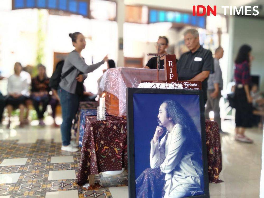 Jenazah seniman Djaduk Ferianto disemayamkan di rumah duka di Kasihan, Bantul, Rabu 13 November 2019 IDN Times/Daruwaskita