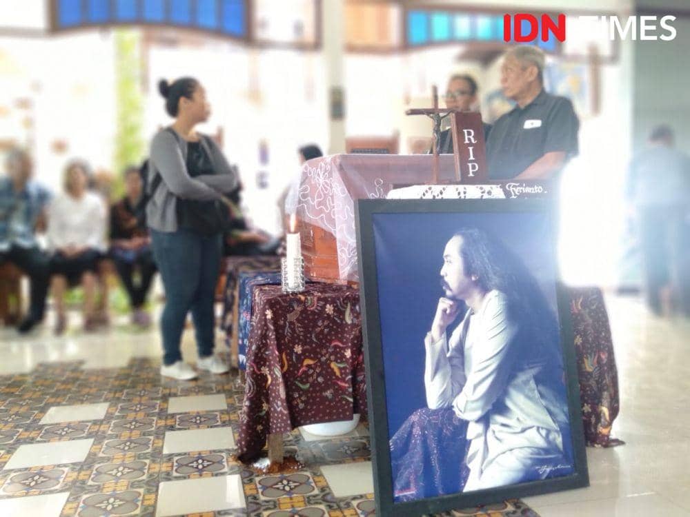 Jenazah seniman Djaduk Ferianto disemayamkan di rumah duka di Kasihan, Bantul, Rabu 13 November 2019 IDN Times/Daruwaskita