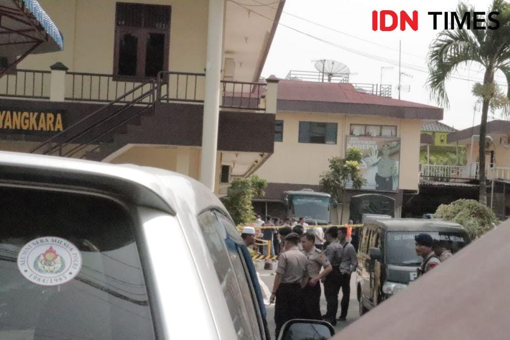 (Situasi Mapolrestabes Medan usai ledakan bom bunuh diri, Rabu [13/11]) IDN Times/Yurika Febrianti