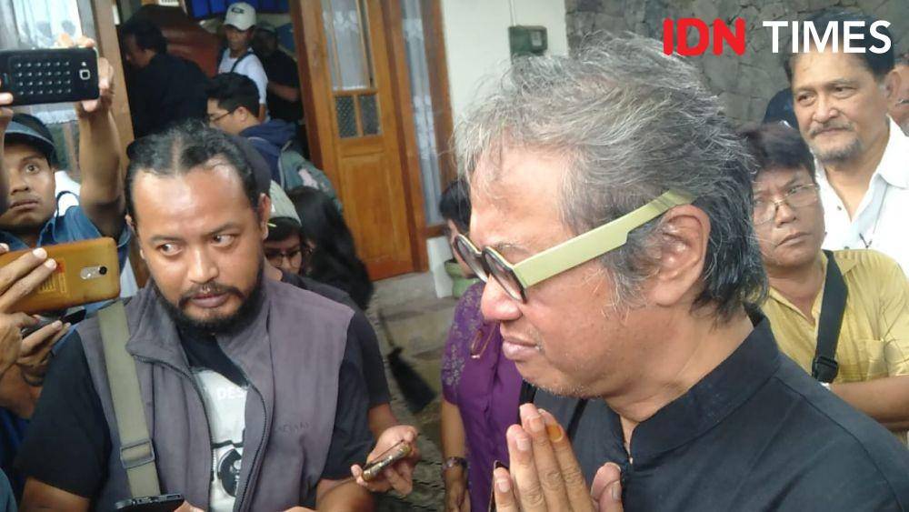 Sambil tersedu-sedu Butet Kertaradjasa menjawab pertanyaan wartawan soal kepergian Djaduk Ferianto IDN Times/Daruwaskita