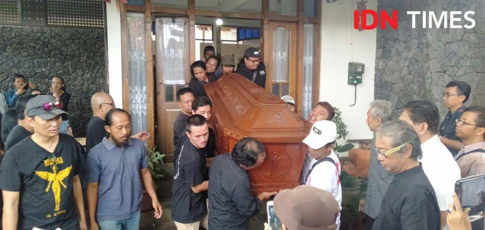 Butet Kertaradjasa mengawasi saat jenazah seniman Djaduk Ferianto dibawa dari rumah duka menuju Padepokan Seni Bagong Kussudiarja guna menjalani proses pemberkatan, Rabu 13 November 2019 IDN Times/Daruwaskita