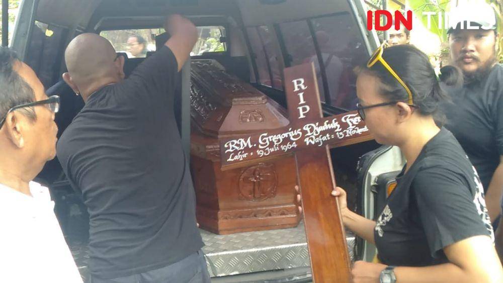 Jenazah seniman Djaduk Ferianto dibawa dari rumah duka menuju Padepokan Seni Bagong Kussudiarja guna menjalani proses pemberkatan, Rabu 13 November 2019 IDN Times/Daruwaskita