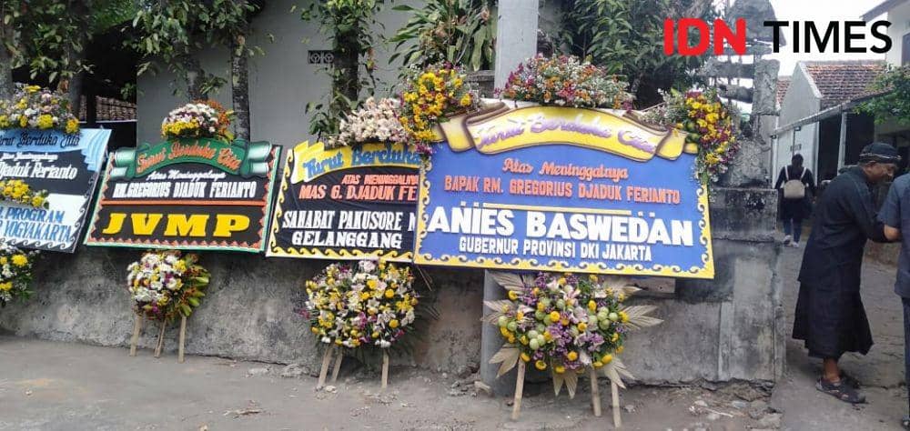 Karangan bunga dari Gubernur DKI Jakarta Anies Baswedan untuk mengenang kepergian Djaduk Ferianto IDN Times/DaruwaskitaIDN Times/Daruwaskita