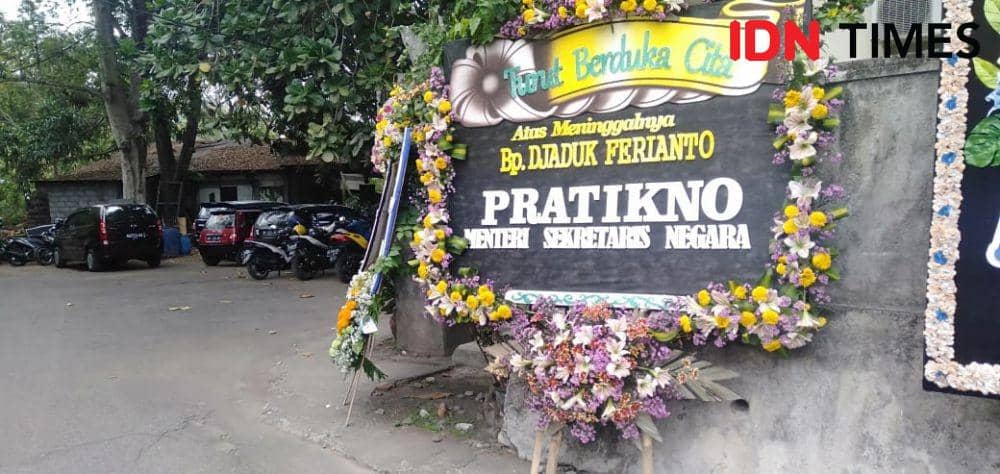 Karangan bunga dari Mantan Rektor UGM dan Mensesneg saat ini Pratikno untuk mengenang kepergian Djaduk Ferianto IDN Times/Daruwaskita