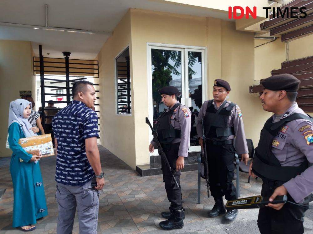 Penjagaan di Mapolrestabes Surabaya usai ledakan bom di Mapolrestabes Medan, Rabu (13/11). IDN Times/Fitria Madia