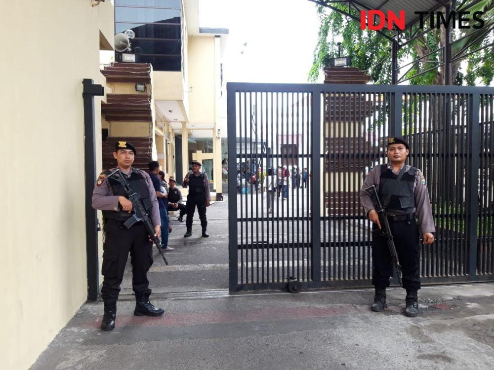 Tampak dua personel melakukan penjagaan di depan Mapolrestabes Surabaya usai ledakan bom di Mapolrestabes Medan, Rabu (13/11). IDN Times/Fitria Madia