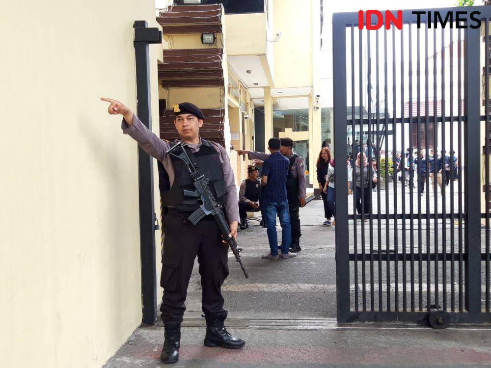Peningkatan penjagaan Mapolrestabes Surabaya usai ledakan bom di Mapolrestabes Medan, Rabu (13/11). IDN Times/Fitria Madia