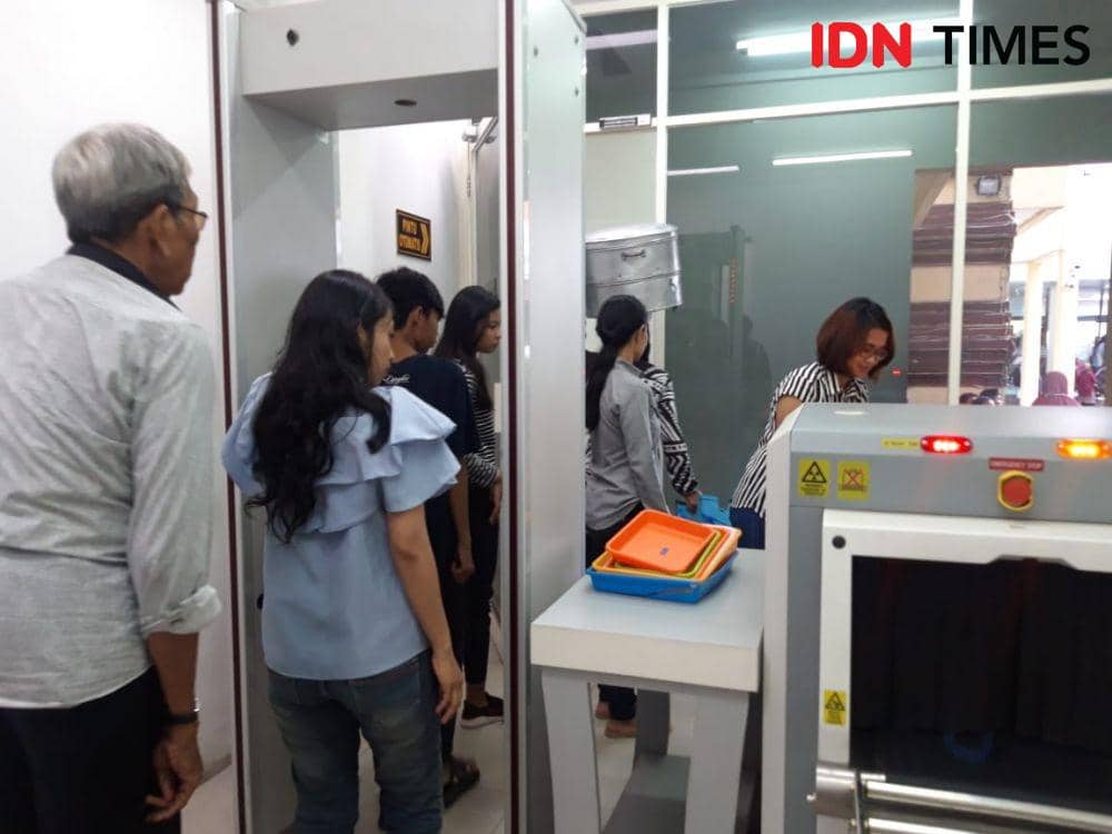 Peningkatan penjagaan Mapolrestabes Surabaya usai ledakan bom di Mapolrestabes Medan, Rabu (13/11). IDN Times/Fitria Madia