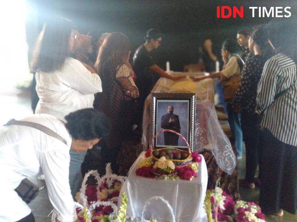 Keluarga dan pelayat memberi penghormatan terakhir bagi mendiang Djaduk Ferianto di Padepokan Seni Bagong Kussudiardja, Bantul, Rabu 13 November 2019, IDN Times/Daruwaskita